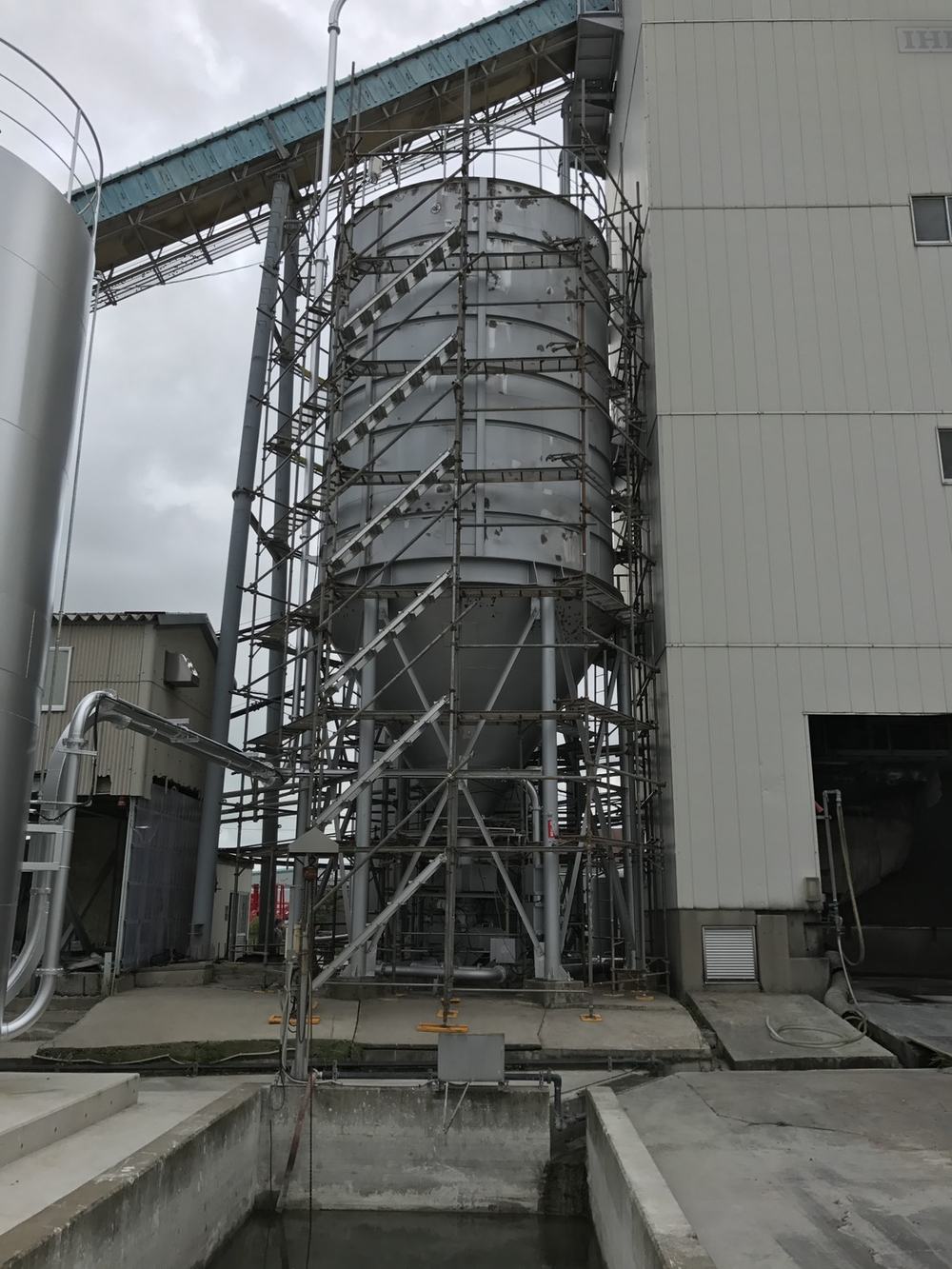 プラント設備のタンクまわりに組まれた足場